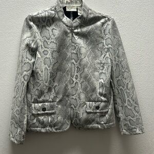 Alfred Dunner size 10 petite. Faux snake skin. Zipper front, buttons on pockets.